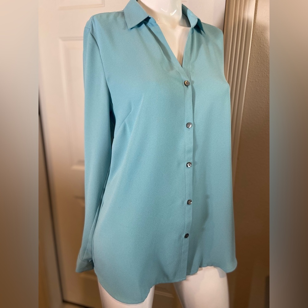 J. Jill~Pastel Blue~Crepe~Blouse~V-Neck~High/Low Hemline~Button Closure~Size S